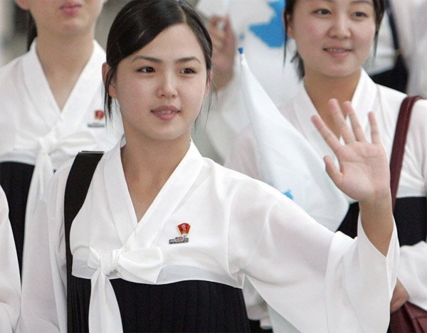 
Bà Ri Sol Ju vẫy tay chào người dân Hàn Qốc khi rời sân bay quốc tế Incheon vào dịp Giải Điền kinh châu Á lần thứ 16 năm 2005. (Ảnh: EPA)
