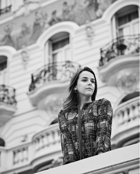 
Pauline c&oacute; gương mặt đẹp đ&uacute;ng chất ho&agrave;ng gia.
