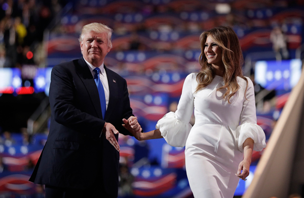 
Ông Trump cầm tay vợ sau khi bà có bài phát biểu tại Đại hội Toàn quốc đảng Cộng hòa hồi tháng 7/2016. Ảnh: AP Photo/John Locher.
