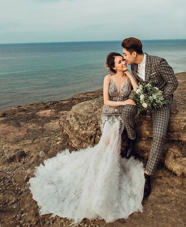 Huy Nam và Hiền Vy hẹn hò vài năm trước khi quyết định tiến đến hôn nhân. Trước đây, khi chia sẻ về nửa kia, nam ca sĩ 9X tâm sự cảm thấy may mắn khi gặp được người lý tưởng.