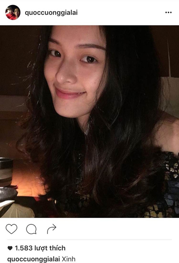 
Đầu tháng 8/2016, Cường Đô La lần đầu chia sẻ ảnh chụp rõ mặt bạn gái trên trang cá nhân của mình. Doanh nhân gốc Gia Lai không quên chú thích Xinh để khen ngợi nhan sắc xinh đẹp của Hạ Vi.

