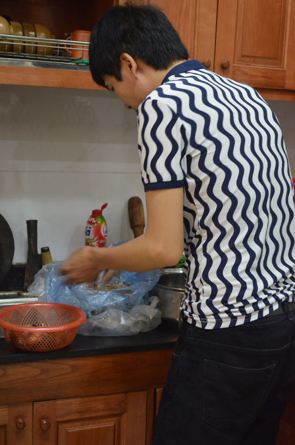 Hồ Quang 8 là người kén ăn, anh cũng thường xuyên vào bếp lúc rảnh rỗi