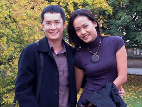 
Hồng Ánh chính thức làm đám cưới cùng nhà phê bình Lê Thanh Sơn vào năm 2009 sau thời gian 2 năm sống thử. Chồng của Hồng Ánh đã từng đổ vỡ và có 1 con trai riêng.
