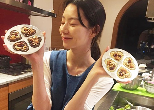 Gương mặt hạnh phúc của Park Soo Jin khi khoe thành quả tự làm - bánh hình trái tim.