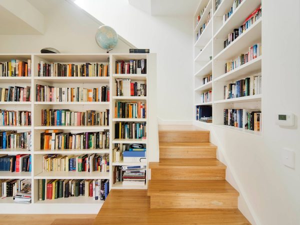 8. Đối với cầu thang hẹp và hạn chế không gian, 2 bức tường sẽ được sử dụng làm giá sách. Thiết kế đơn giản với các ngăn gọn gàng là quá đủ không gian cho 1 thư viện tỏa sáng.