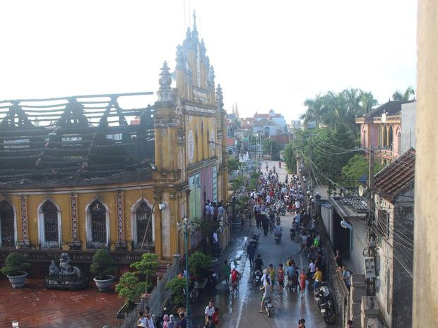 Nh&agrave; thờ Trung Lao được x&acirc;y dựng từ năm 1988 với chiều d&agrave;i 50 m, rộng 16 m thiết kế 11 gian bằng tường gạch. Ảnh: Anh Thế.