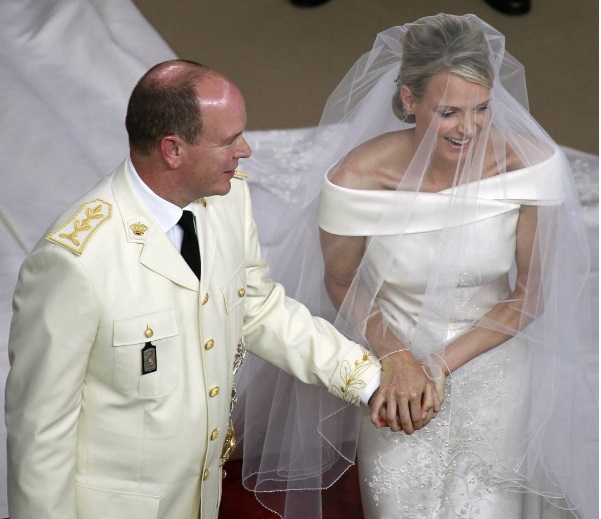 
Nụ cười và cái bắt tay hiếm hoi mà báo chí chụp lại được trong lễ cưới của Công nương và Thái tử Monaco.
