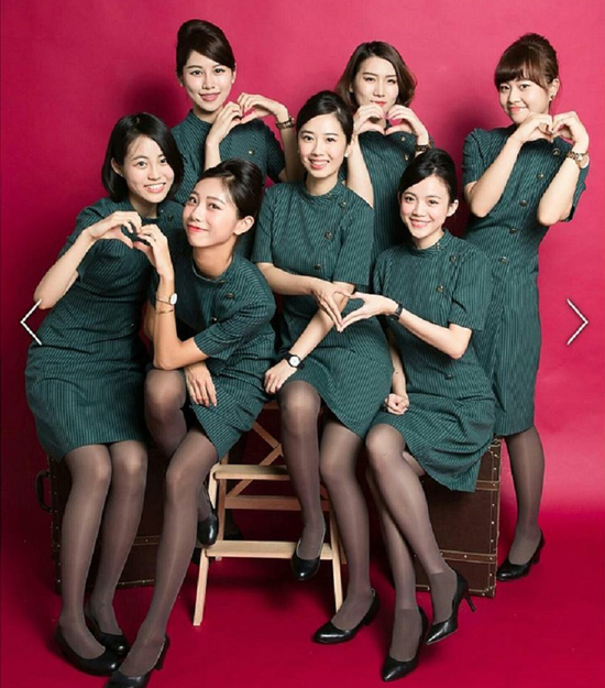 
Từ ng&agrave;y 24/8, tất cả c&aacute;c tiếp vi&ecirc;n của Eva Air đều đ&atilde; mặc trang phục mới n&agrave;y tr&ecirc;n c&aacute;c chuyến bay của h&atilde;ng.
