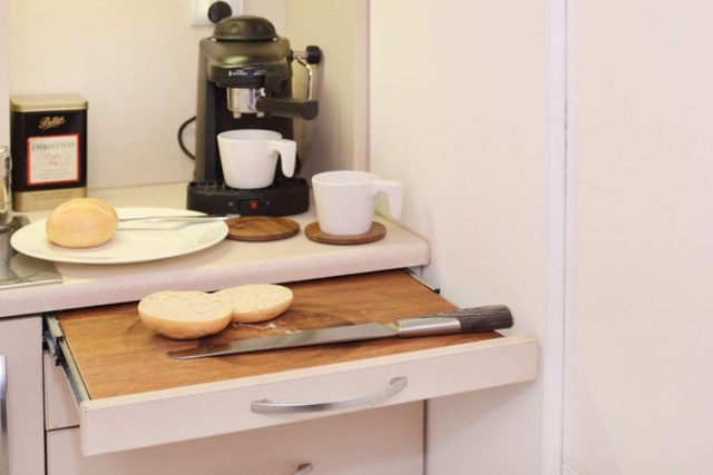 Khu vực nấu ăn nhỏ xinh với bàn bếp thông minh, có thể kéo ra và đóng lại như một ngăn kéo tủ.