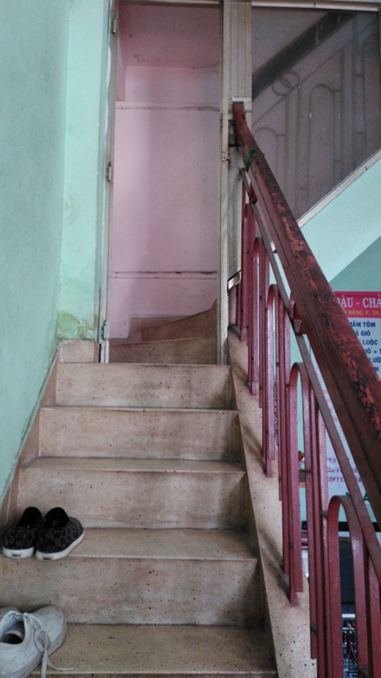 
Cầu thang lên lầu một.
