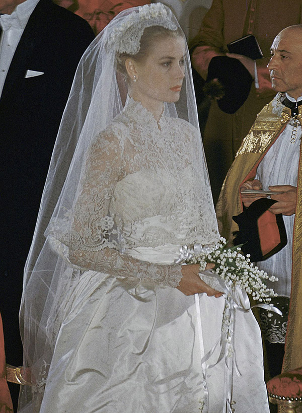 Bó hoa cưới của Grace Kelly được làm từ hoa linh lan, bọc ngoài bằng ruy băng được đính thêm lá dương xỉ nhỏ tạo nên sự hòa hợp với nét thanh lịch và nhã nhặn của chiếc váy cưới