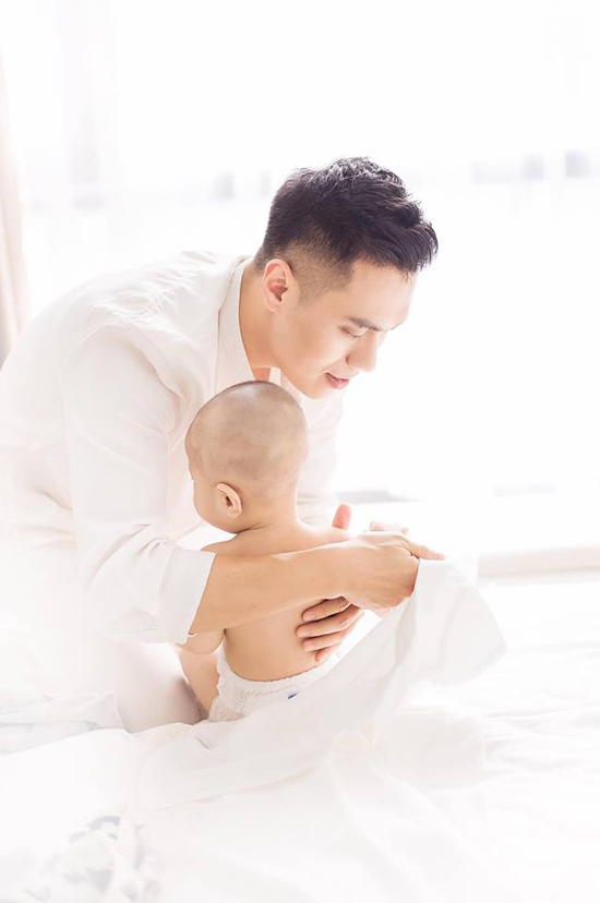 Mỗi khi không bận rộn với công việc, nam diễn viên vẫn giúp đỡ vợ chăm sóc cho con trai.
