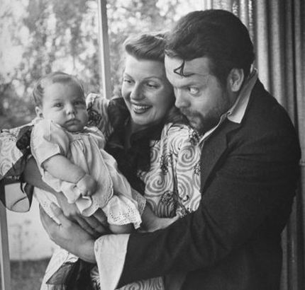 
Rita và Orson Welles bên con gái đầu lòng.
