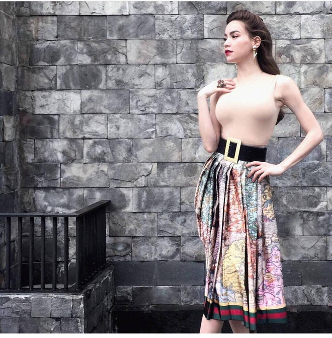Tiếp tục là một kết hợp áo nude ôm sát cùng chân váy nhưng lần này Hà Hồ diện cùng chân váy họa tiết bản đồ của Gucci giá 75 triệu đồng. Thiết kế áo trơn màu đơn giản ăn dơ tuyệt đối với váy họa tiết nổi bật mà trang nhã, bộ cánh đồng hành cùng Hà Hồ tại The Face Việt mùa đầu tiên. Không quá cầu kỳ, lộng lẫy nhưng vẫn thể hiện được sự quyến rũ cùng sự đẳng cấp và sang trọng của một HVL quyền lực.