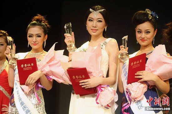 
Người đẹp Trần Siêu Nhiếp (giữa) chiến thắng tại cuộc thi Hoa hậu Quốc tế Trùng Khánh 2012. Cô khiến nhiều người sốc vì khuôn mặt không có điểm nào nổi bật, chưa kể đôi mắt nhỏ xíu, mũi tẹt dí. Ngoài ra, nhan sắc của hai Á hậu cũng bị đánh giá là tầm thường.
