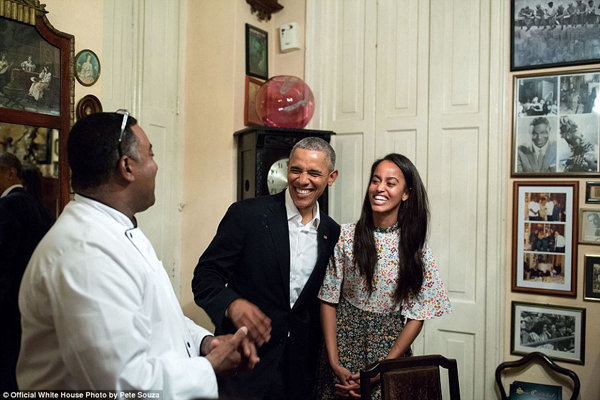 
Con gái lớn Malia trở thành phiên dịch viên tiếng Tây Ban Nha cho bố Obama trong chuyến thăm lịch sử của tổng thống Mỹ tới Cuba hồi tháng 3/2016.
