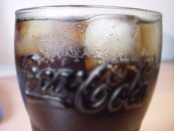 Bạn đổ một lon Coca-Cola vào bồn cầu và để qua đêm. Sau đó, bạn rửa sạch bằng xà phòng và nước. Cách này giúp loại bỏ những vết bẩn cứng đầu và vi khuẩn trong bồn cầu.