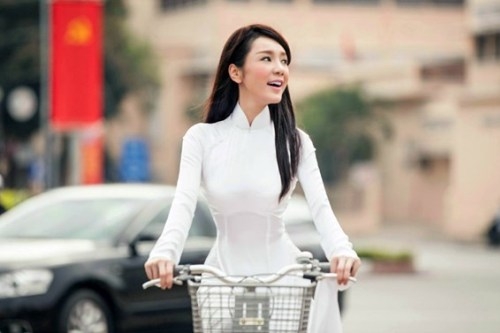 
Hình ảnh Helen Thanh Đào giản dị với áo dài trên đường phố Việt Nam được nhiều khán giả yêu thích.
