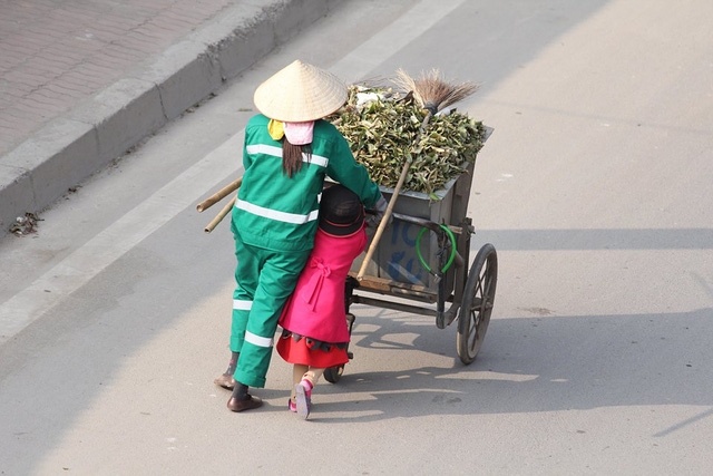 Bức ảnh con phụ mẹ quét rác được chụp vào sáng mùng 3 Tết khiến bao người xúc động.