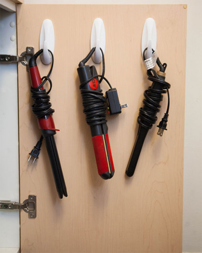 H&atilde;y nh&igrave;n ảnh dưới xem, c&aacute;nh tủ đ&uacute;ng l&agrave; qu&aacute; tiện dụng để treo b&igrave;nh xịt trong bếp hay nh&agrave; tắm. Bạn sẽ chẳng bao giờ lo ch&uacute;ng bị đổ hay lẫn lộn nhiều loại với nhau nữa đ&acirc;u.