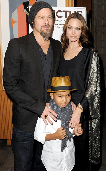 
Trở thành con trai của cặp minh tinh nổi tiếng, Maddox sớm được tới thảm đỏ cùng bố mẹ. Cậu bé 8 tuổi bảnh bao tới lễ ra mắt phim Invictus ở Beverly Hills, tháng 12/2009.
