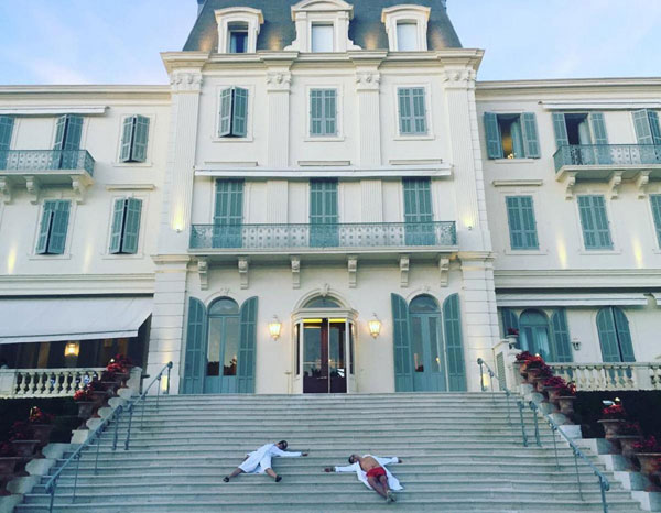 
Hôm sau đó, Katy Perry chia sẻ bức ảnh hài hước chụp cùng Orlando trong bộ khăn tắm bên ngoài khách sạn Cap Eden-Roc ở Cannes.
