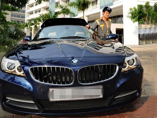 
Chiếc xe BMW Z4 2.4 tỷ của Ngọc Sơn có biển số ‘độc, thuộc dòng xe phiên bản đặc biệt thiết kế mui trần thanh lịch.
