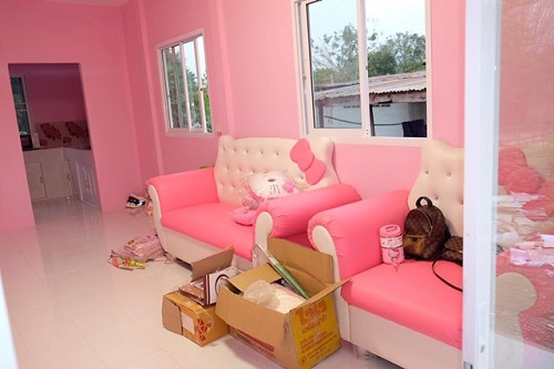 Ph&ograve;ng kh&aacute;ch ấm c&uacute;ng v&agrave; v&ocirc; c&ugrave;ng đ&aacute;ng y&ecirc;u, đứng từ đ&acirc;y c&oacute; thể nh&igrave;n thấy căn bếp nhỏ cũng đang dần được ho&agrave;n thiện.