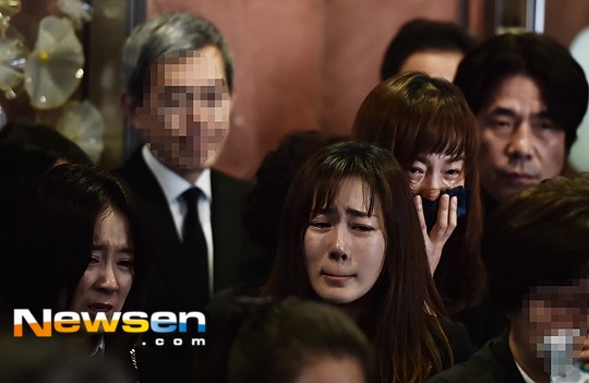 
Diễn viên U50 Yoon Yu Seon đứng cạnh Yeom Jung Ah, Moon Jung Hee. Các nghệ sĩ chia sẻ luôn coi Kim Young Ae là tiền bối đáng kính trong nghề.
