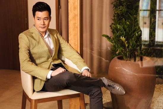 Quang Dũng thuật lại lời bố mẹ, lúc đó gia đình đã xem ngày giờ để… chôn, bà con, hàng xóm kéo đến thăm hỏi rất đông. Trong đó, đó một ông bác lớn tuổi biết được nguyên nhân và bày cho gia đình anh cách chữa trị bằng một bài thuốc dân gian: bắt một con vịt xiêm, khi mổ vịt thì không để chạm nước và lấy mật nhỏ vào miệng.