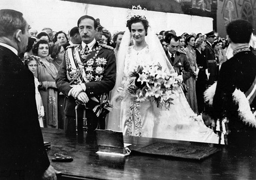 
Vì là đám cưới hoàng gia đầu tiên của xứ Albania nên hình ảnh của Nữ hoàng lại càng trở nên đặc biệt.
