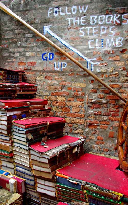 Thiết kế cầu thang thông thái từ việc tận dụng những cuốn sách báo cũ dành riêng cho những người yêu sách ở Venice.