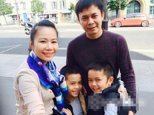 
Chu Đăng Khoa cùng vợ cũ và hai con trai.
