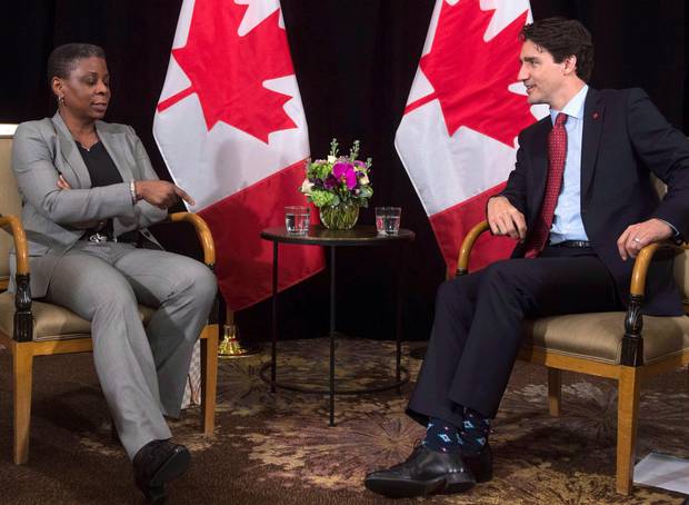
Giám đốc điều hành hãng Xerox Ursula Burns chỉ vào đôi tất của Thủ tướng Trudeau trong cuộc gặp tại New York tháng 3/2016.
