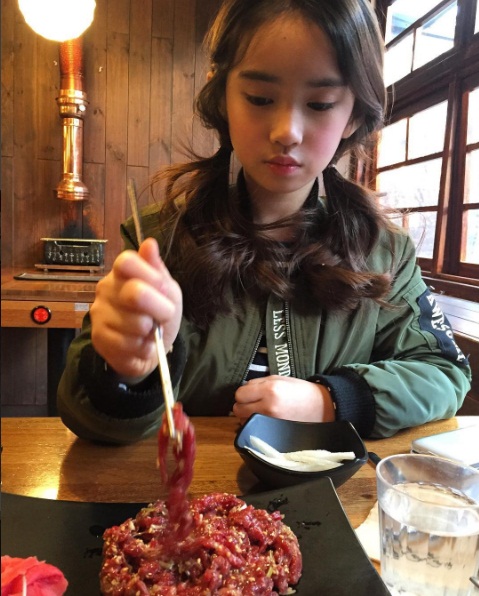 
Olivia Jeong b&acirc;y giờ đ&atilde; lớn v&agrave; c&oacute; khu&ocirc;n mặt trưởng th&agrave;nh hơn trước rất nhiều.
