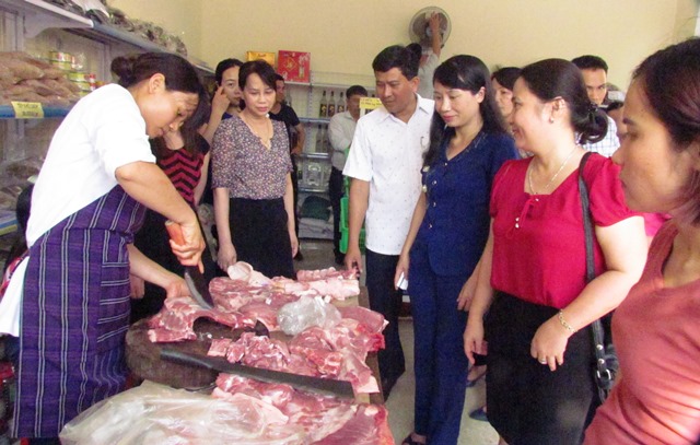 Quầy bán thịt lợn bình ổn giá của Hội ND tỉnh Hà Tĩnh thu hút rất đông công chức, người dân tới mua. Ảnh: H.A