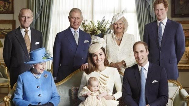 
Bà Camilla vui vẻ chụp ảnh cùng đại gia đình Hoàng gia.
