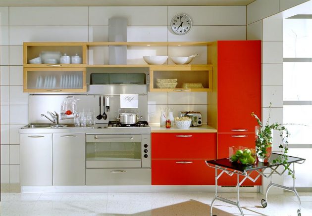 9. Sắc trắng là tông màu chủ đạo ở thiết kế nhà bếp nhỏ xinh này, khiến không gian như mở rộng thêm. Chủ nhà đã vô cùng tinh tế khi điểm thêm một số kệ tủ đựng đồ màu da cam khiến không gian có điểm nhấn nổi bật.