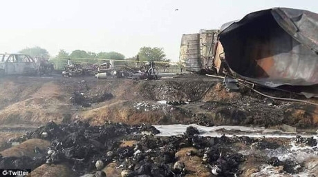 Năm 2015 tại Pakistan một chiếc xe bồn va chạm với xe bus và bốc cháy khiến hàng chục người trên xe bus bị thiêu sống. Ảnh: twitter.