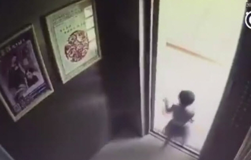 Mình bé gái trong thang máy lên tầng cao nhất của tòa nhà và bị rơi xuống đất do lan can không có kính chắn.