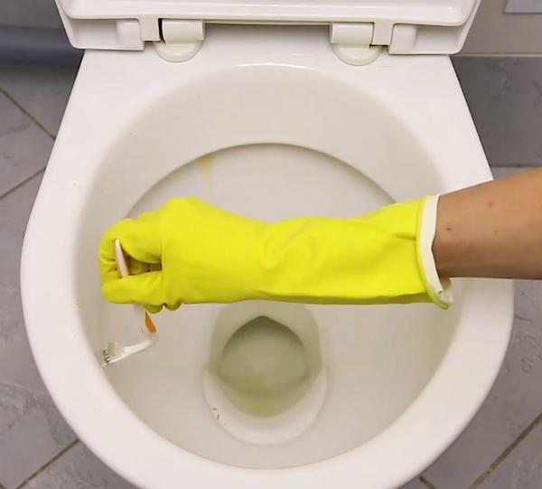 Cọ bồn cầu sạch sẽ chỉ với một chiếc b&agrave;n chải đ&atilde; cũ.