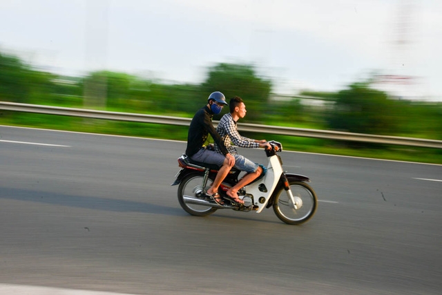 Phần đường cho &ocirc; t&ocirc; của đại lộ Thăng Long cho ph&eacute;p đi ở tốc độ 80-100km/h n&ecirc;n việc xe m&aacute;y đi tr&aacute;i ph&eacute;p v&agrave;o đ&acirc;y l&agrave; rất nguy hiểm.