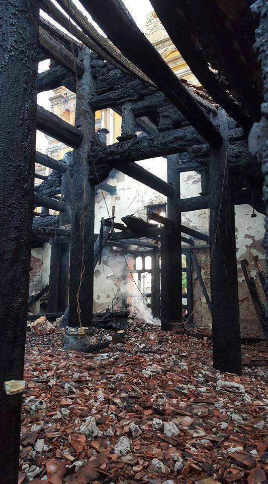 To&agrave;n bộ nội thất bằng gỗ b&ecirc;n trong nh&agrave; thờ đều đ&atilde; ch&aacute;y th&agrave;nh than. Ảnh: Anh Thế.