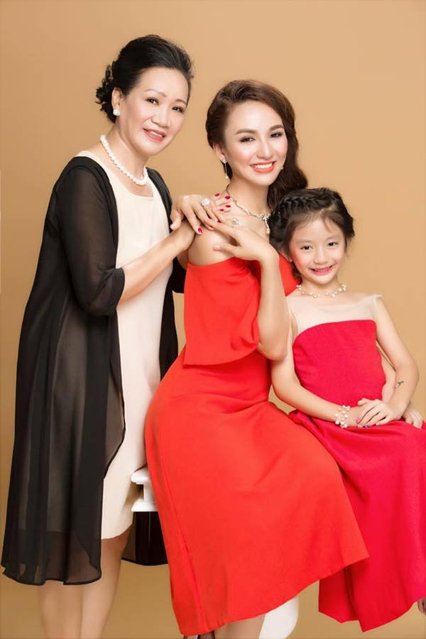 
Hoa hậu Ngọc Diễm cùng mẹ và con gái.

