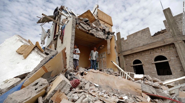 
Đống hoang t&agrave;n đổ n&aacute;t sau cuộc kh&ocirc;ng k&iacute;ch tại Sanaa, Yemen.
