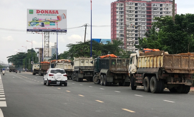 Hàng đoàn hung thần vẫn ngang nhiên đậu 2 bên đường để ra vào công trình chở đất.