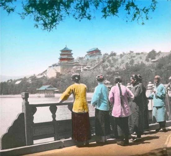Một bức ảnh được chụp trong cung điện Di Hòa Viên danh tiếng. Tại nơi được coi là sang trọng bậc nhất kinh thành, phụ nữ không mặc cầu kỳ như trên phim.