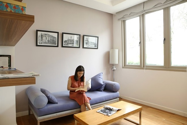 Phòng làm việc và đọc sách của ngôi nhà được thiết kế ở vị trí có thể hứng đủ ánh sáng tự nhiên.
