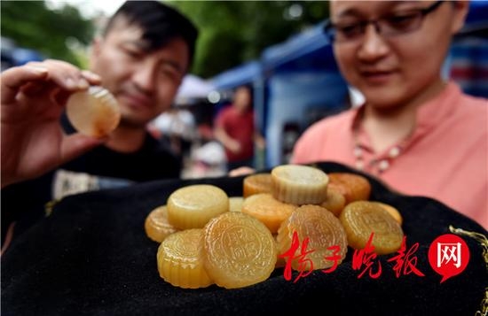 Bánh trung thu bằng ngọc Kim Tơ trong triển lãm đá lạ tại Nam Kinh, Trung Quốc