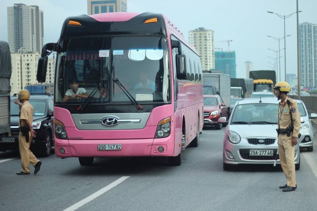 Lực lượng chức năng ph&acirc;n luồng giao th&ocirc;ng